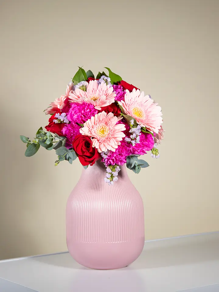 Bouquet gerbere rosa garofani fucsia rose rosse in vaso rosa